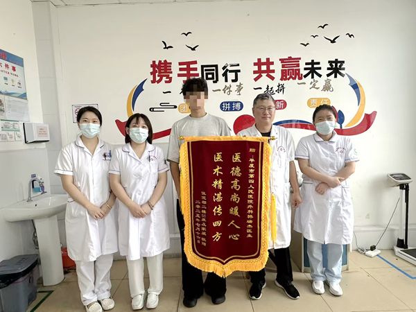 银行股票配资 青岛平度：开学季 他的第一个“报到点”却是医院