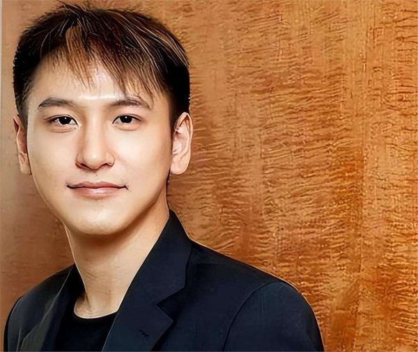 配资门户网站平台 21岁继承上海133套房产，身价百亿，真实身份曝光后，全网炸锅了