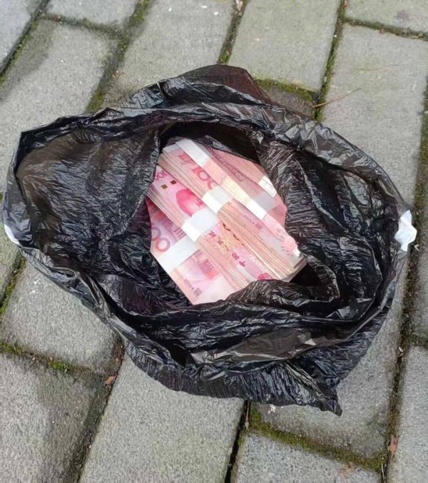 线上炒股配资之家网 96岁老爷子活成生活美学大师，床单平整得吓人，儿子揭秘后无数人沉默了