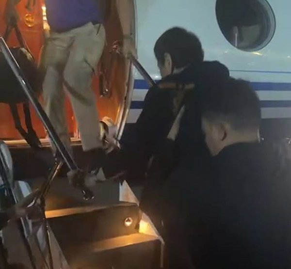 去年3月，杜特尔特被捕以及登上飞机的画面 视频截图