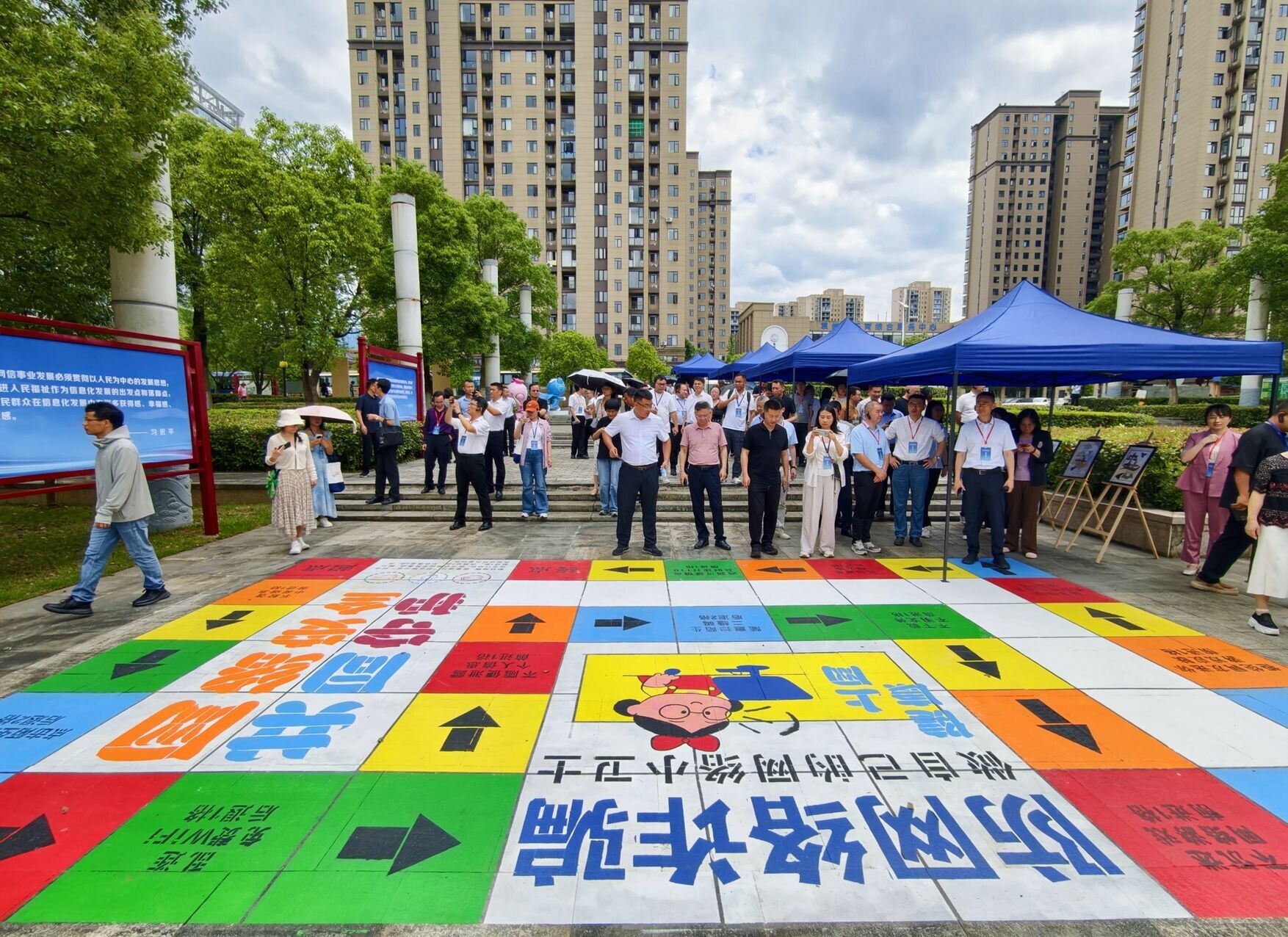公园内的“防网络诈骗”互动棋盘。田昕禾 摄